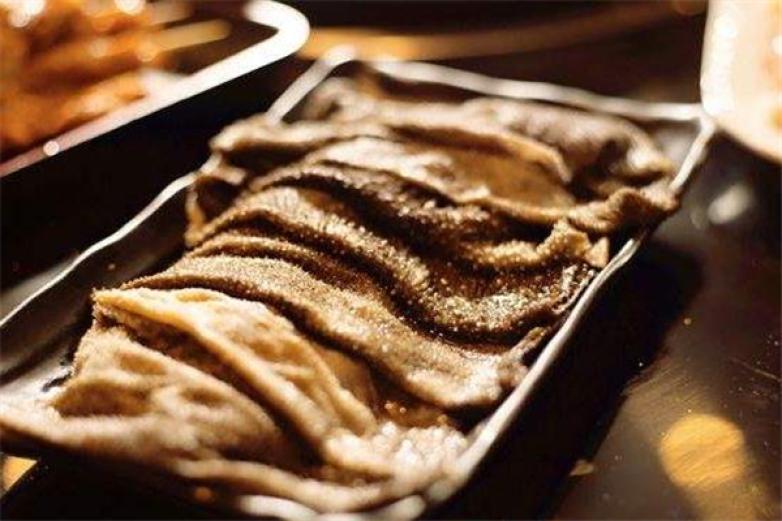 老树下串串香火锅