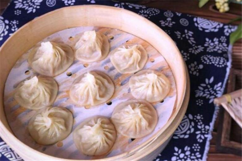 张胜和小笼包