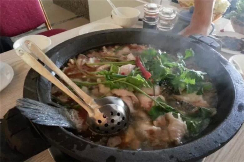 简朴寨石锅鱼