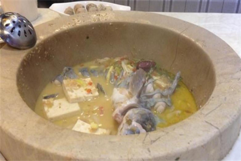 巴人寨蒸汽石锅鱼