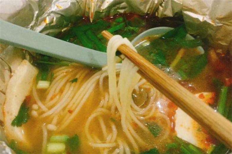 小小叶锡纸花甲米线