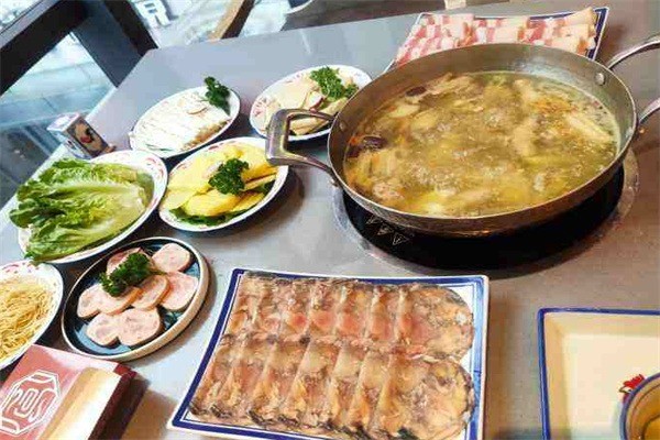 百鸟朝凤港式鸡火锅加盟