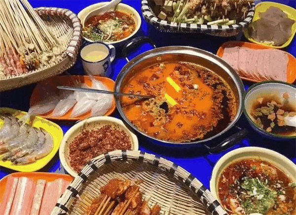 马路边边串串香麻辣烫