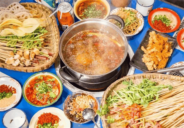 马路边边串串香麻辣烫