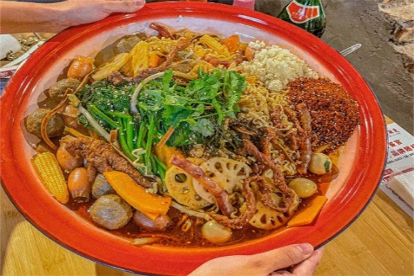 芳焰称盘干拌麻辣烫加盟