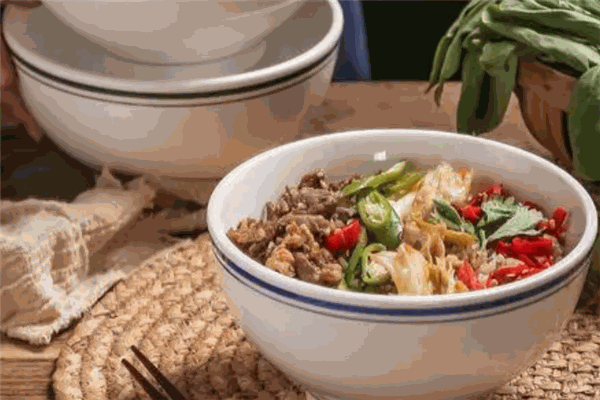 饱食盘盘麻辣烫加盟